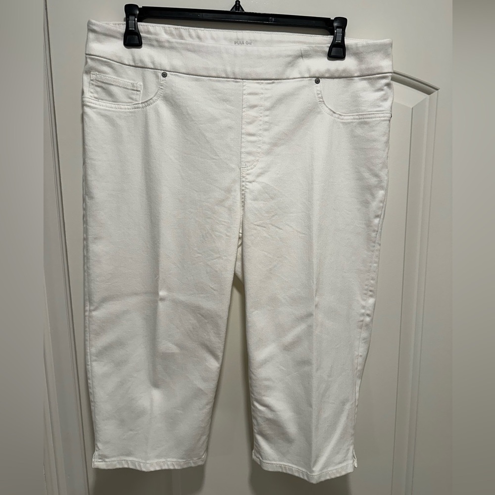 Chico’s white pullon soft lightweight denim crop pants